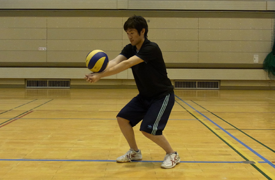 アンダーハンドパス 腕の伸ばし方 ボールの運び方 バレーボール練習方法 上達法やコツが基礎から学べる