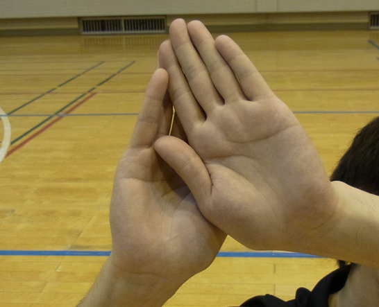 オーバーハンドパスの手の形