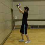 壁から１．５ｍほど離れて、壁に向かってパス