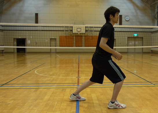 自分の肩幅くらいの足幅を一定に保つ