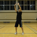 トスを上げる時は前方に重心をかける