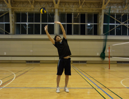 手だけでボールの方向を変えない