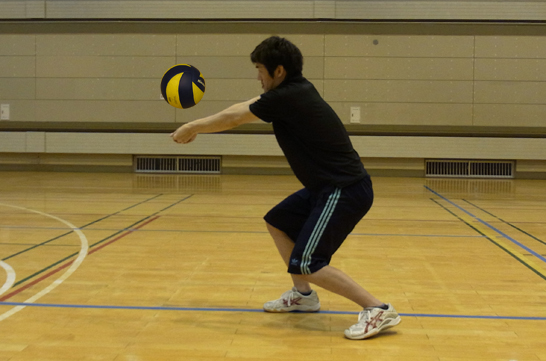 上下動かないように正面に入り、ボールの勢いを吸収。腕を振らないように注意