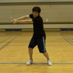 サーブの勢いに負けないように腕はしっかり止めて振らないこと