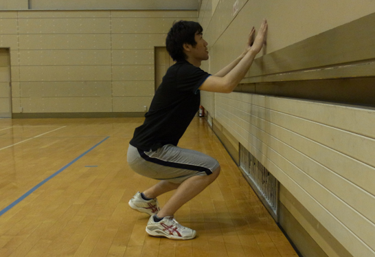 カベに向かってブロックの基本姿勢をとる