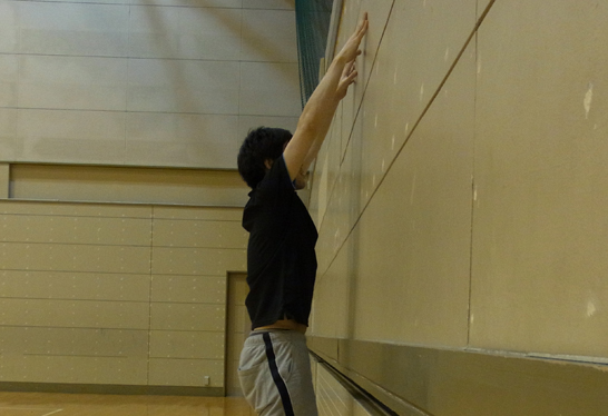 ジャンプしてカベに両手で押します