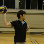 ボールを投げる方の肩を後方に引きます。