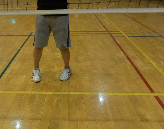 両足のつま先を正面に向けて間を詰めます