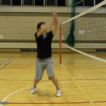 腕を上方に振り上げ真上にジャンプ