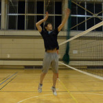 上体を右にひねりながら右腕を引く