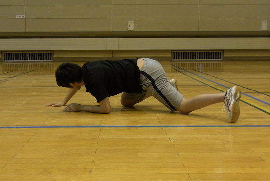 身体を腕でしっかりと支えて起き上がる