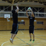 セッターがボールを出す前にスイングの準備