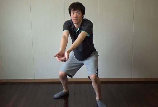 構えはレシーブと同じで、足はやや広め