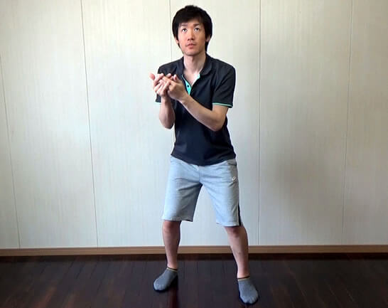 構えた状態でサーブコースを確認