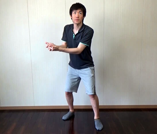 ボールが伸びてくると判断したら、すぐに足を後ろに引きます