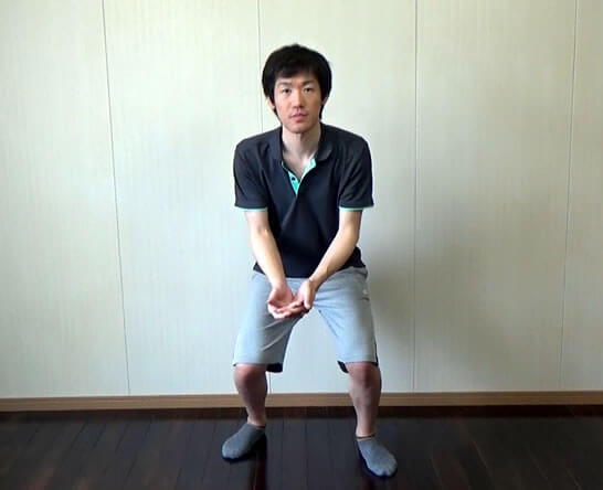 低い姿勢でボールの下へ体を運ぶ