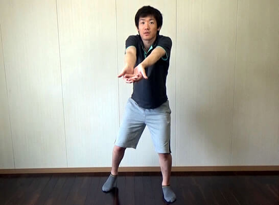 腕を上に動かしながら面をボールの下に入れ、セッターに面を向ける