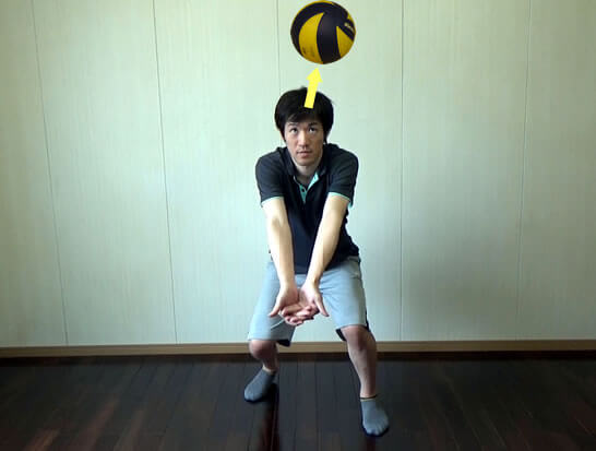 アゴを上げずに視線だけボールの下に向ける