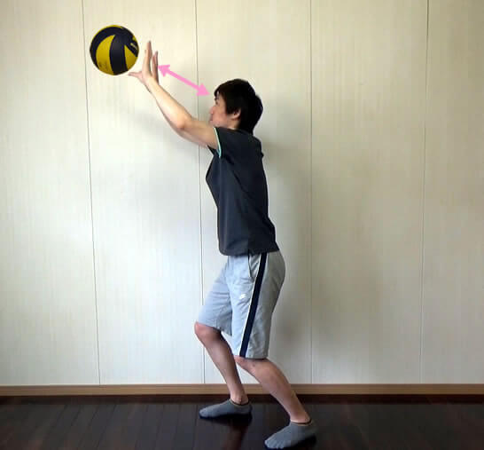 額の斜め前上でボールをキャッチする