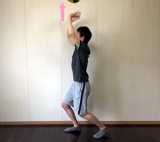 サーブの勢いに負け、ボールを前方へ送れない