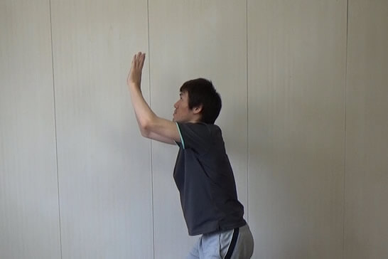 上目遣いでボールを確認