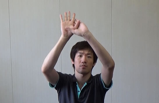 強いボールは手を重ね合わせ組むとボールの勢いが吸収できます