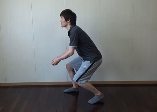 すばやく移動しヒザを深く曲げる