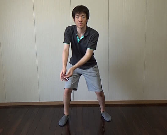 構えた位置で軽く手を組んでおきましょう