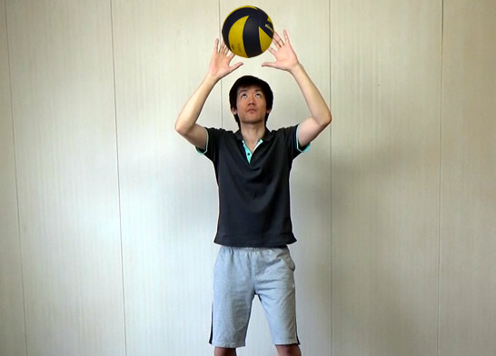 指を開いてボールの中心でとらえます